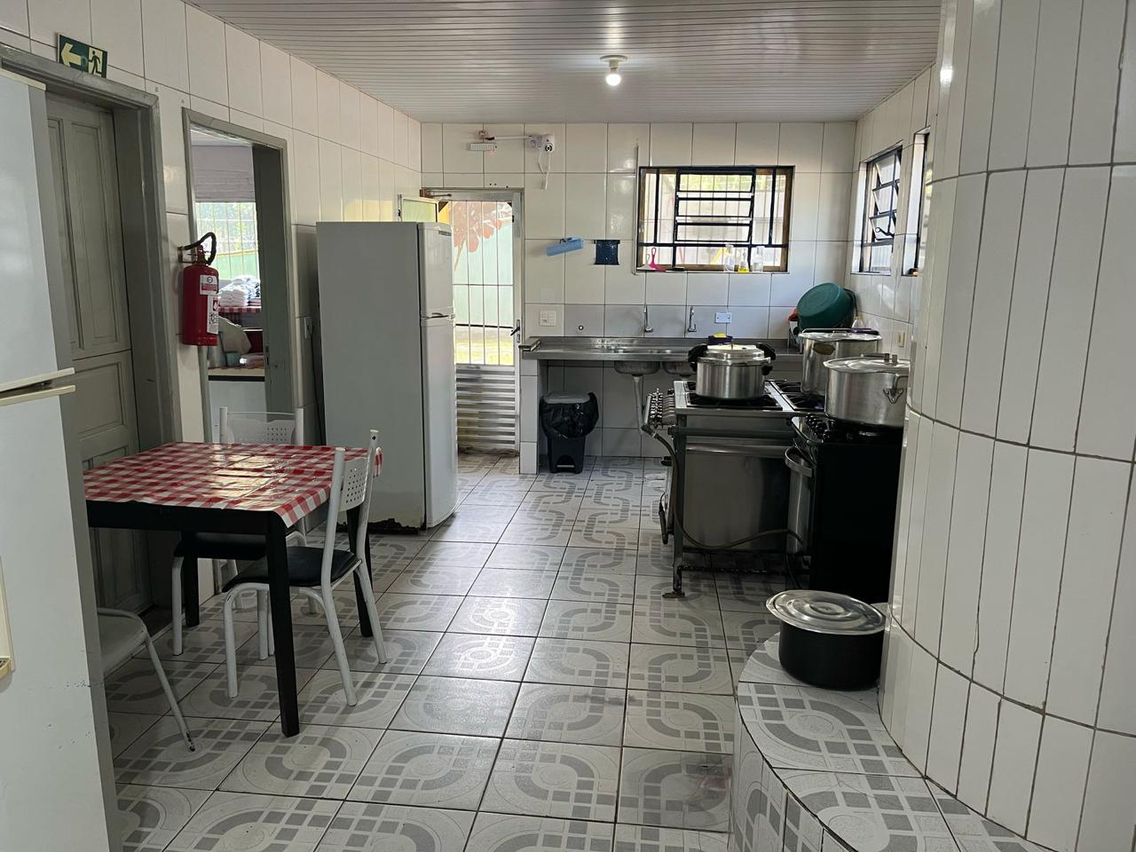 Cozinha equipada e refeitório