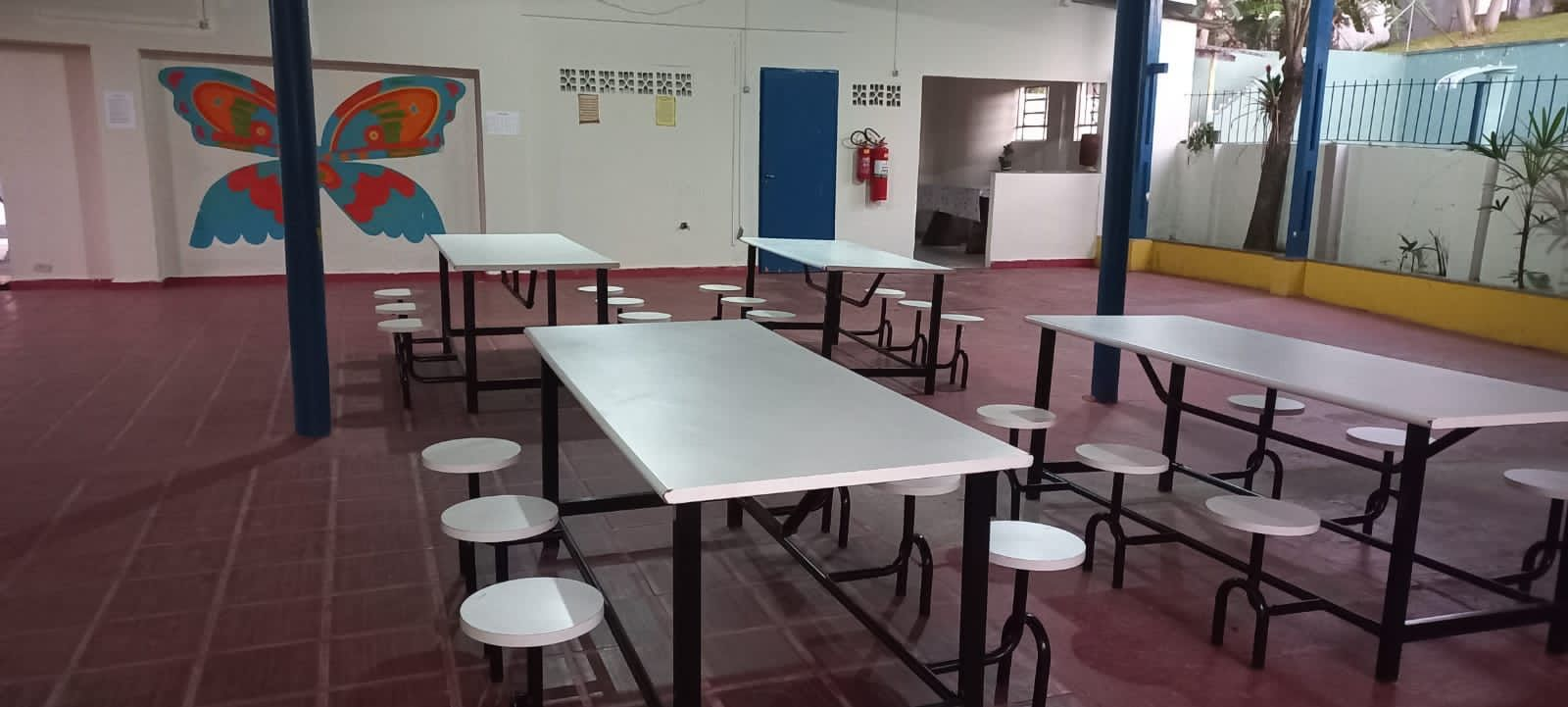 Refeitório amplo e organizado